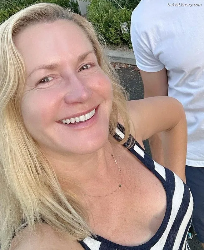 Angela Kinsey photo 13 of 100