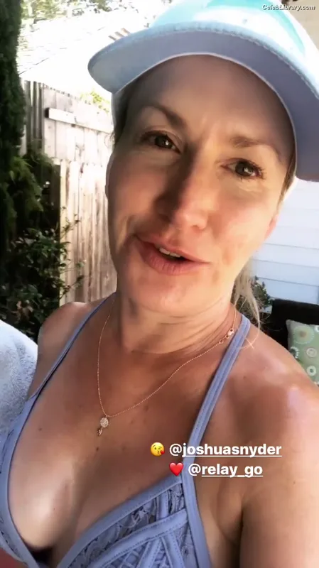 Angela Kinsey photo 17 of 100
