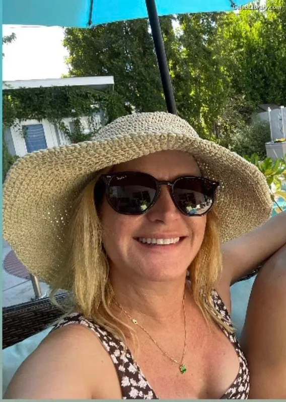 Angela Kinsey photo 22 of 100