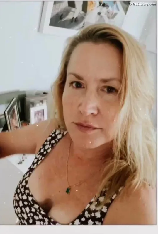 Angela Kinsey photo 1 of 100