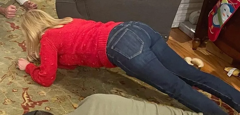 Angela Kinsey photo 3 of 100