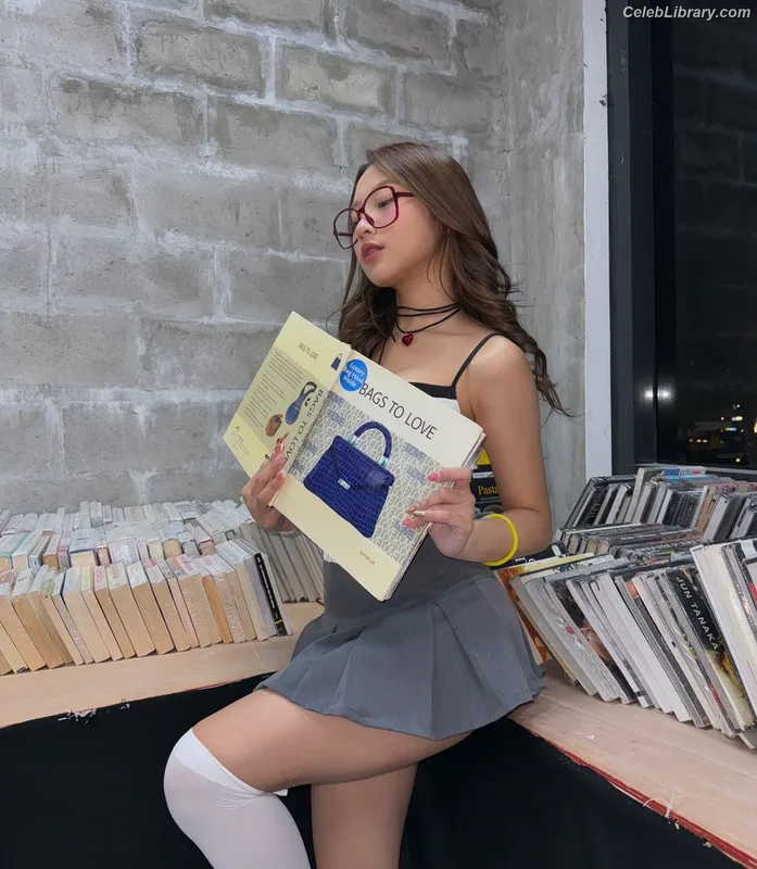 Angela Muji photo 8 of 40