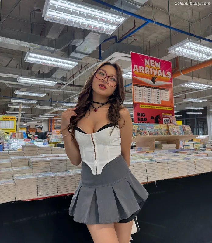 Angela Muji photo 14 of 40
