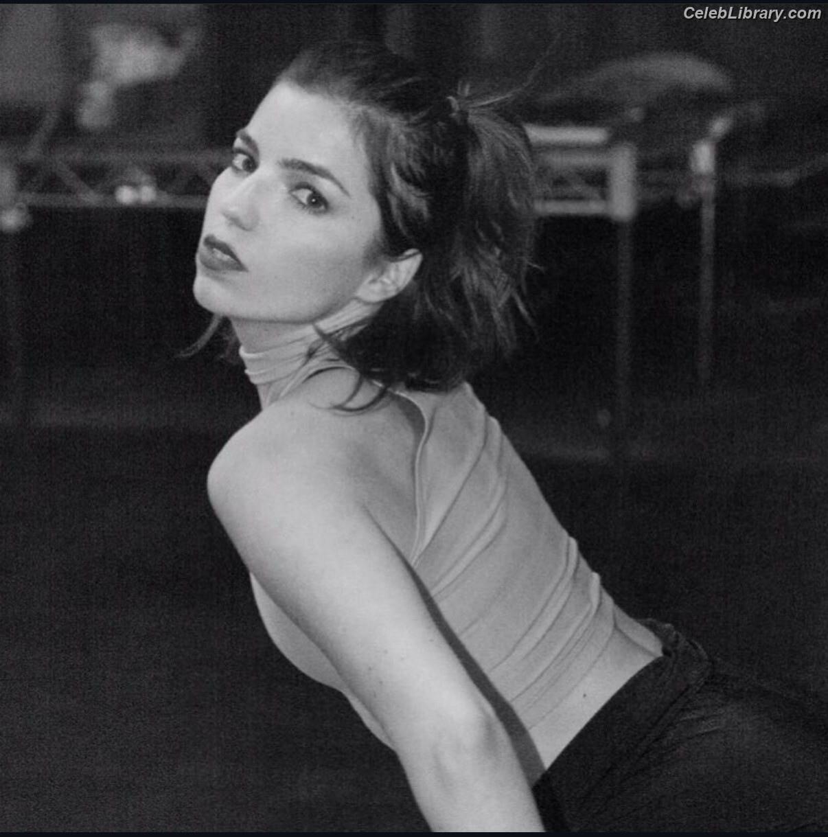 Angela Trimbur photo 23 of 91