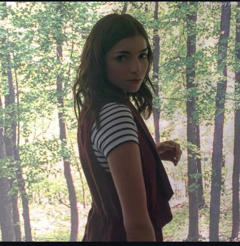 Angela Trimbur photo 20 of 91