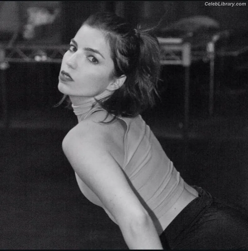 Angela Trimbur photo 23 of 91