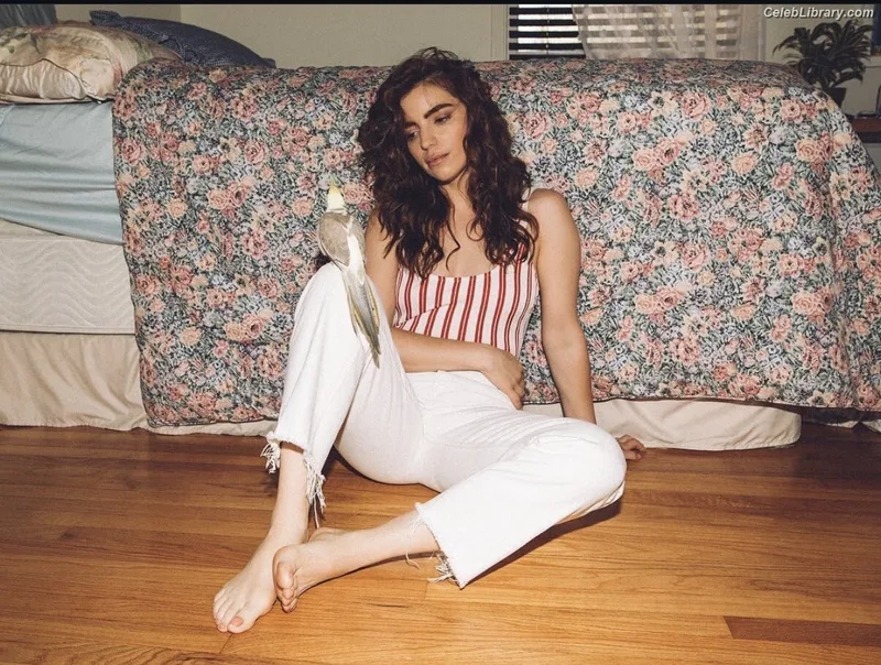 Angela Trimbur photo 2 of 91