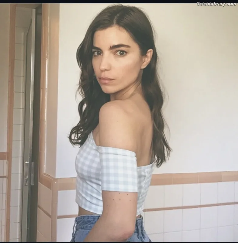 Angela Trimbur photo 7 of 91