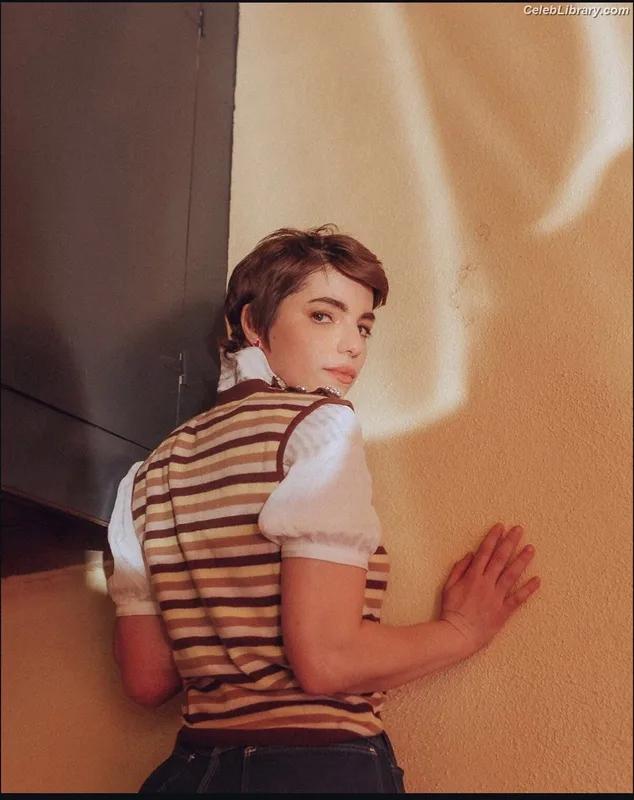 Angela Trimbur photo 15 of 91