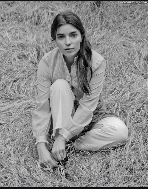 Angela Trimbur photo 17 of 91