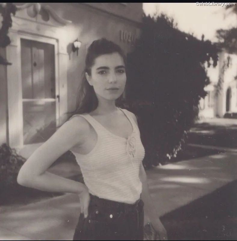 Angela Trimbur photo 4 of 91