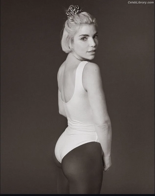 Angela Trimbur photo 6 of 91