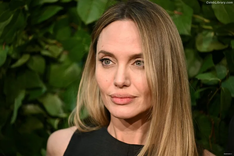 Angelina Jolie photo 12 of 611