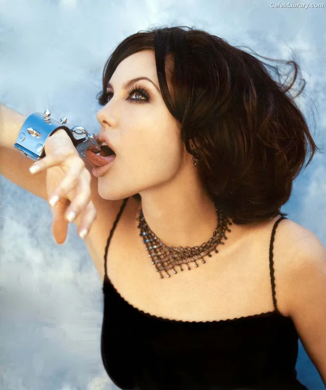 Angelina Jolie photo 23 of 611