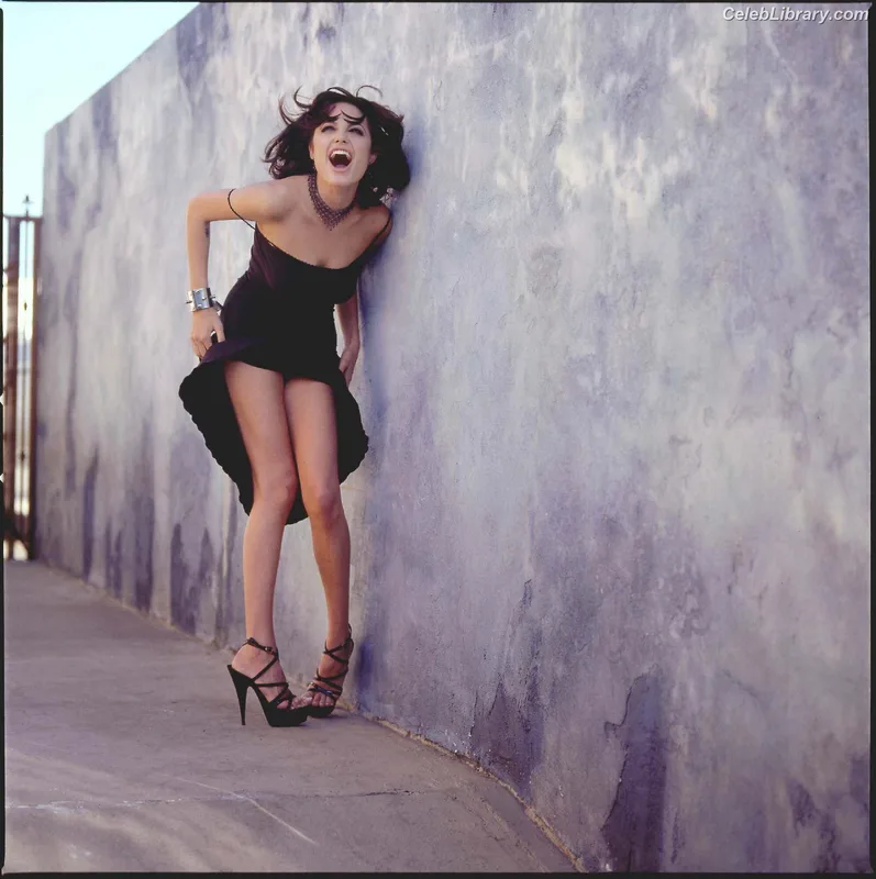Angelina Jolie photo 9 of 611