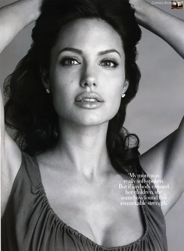 Angelina Jolie photo 7 of 611