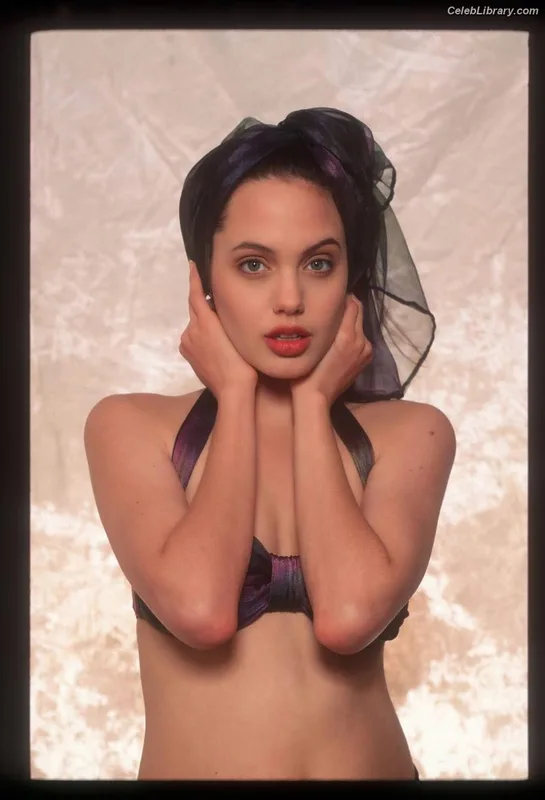 Angelina Jolie photo 19 of 611