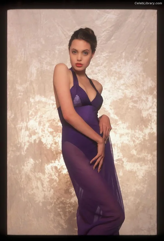 Angelina Jolie photo 4 of 611