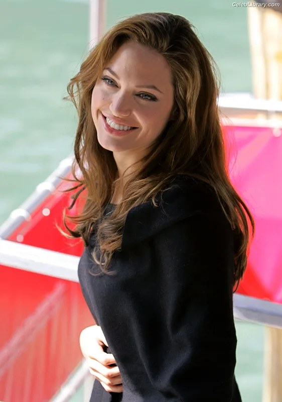 Angelina Jolie photo 13 of 611