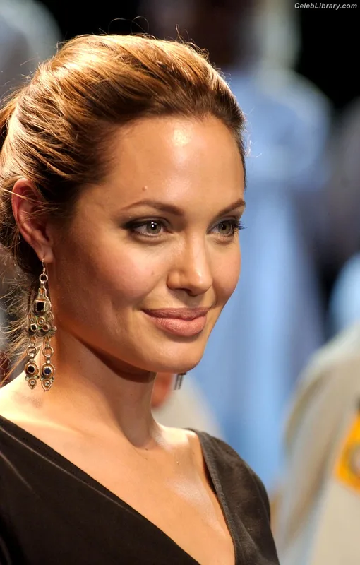 Angelina Jolie photo 17 of 611