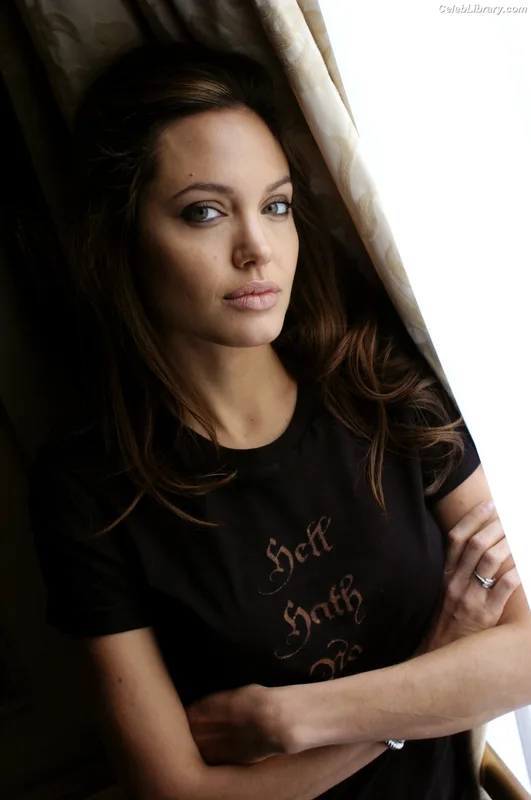 Angelina Jolie photo 20 of 611