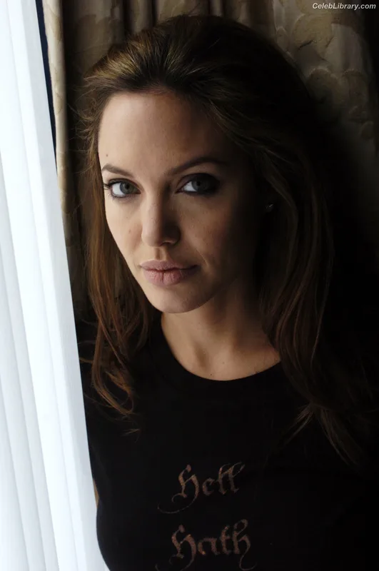 Angelina Jolie photo 18 of 611
