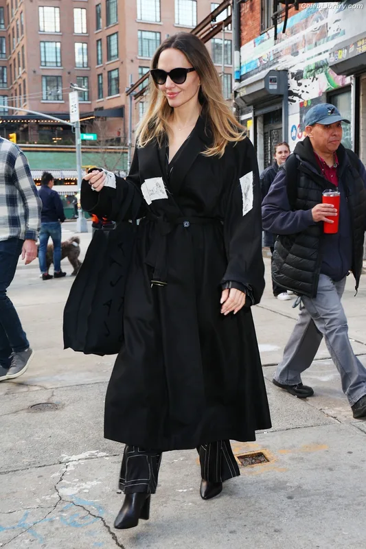 Angelina Jolie photo 2 of 611