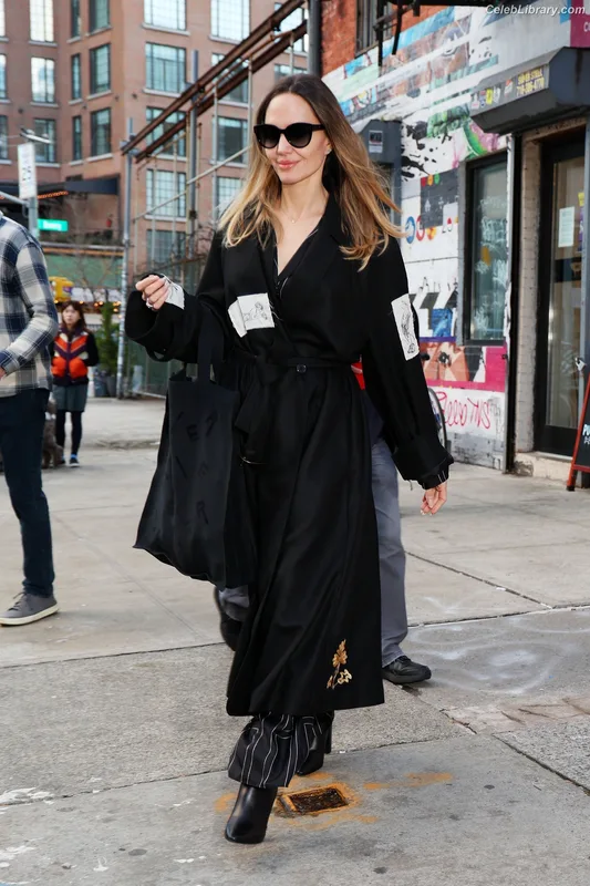 Angelina Jolie photo 7 of 611