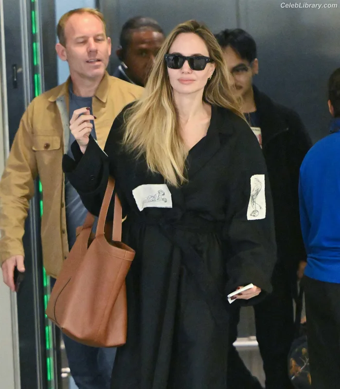 Angelina Jolie photo 3 of 611