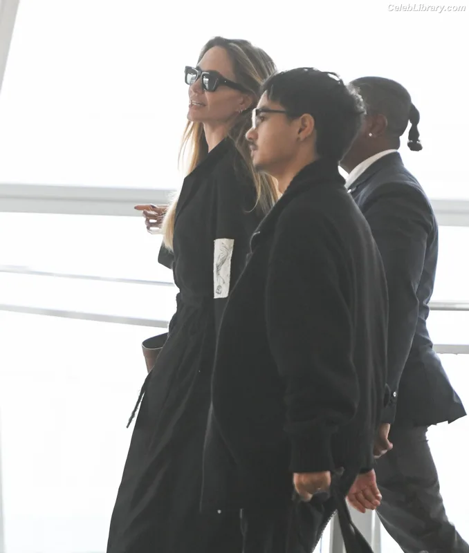 Angelina Jolie photo 5 of 611