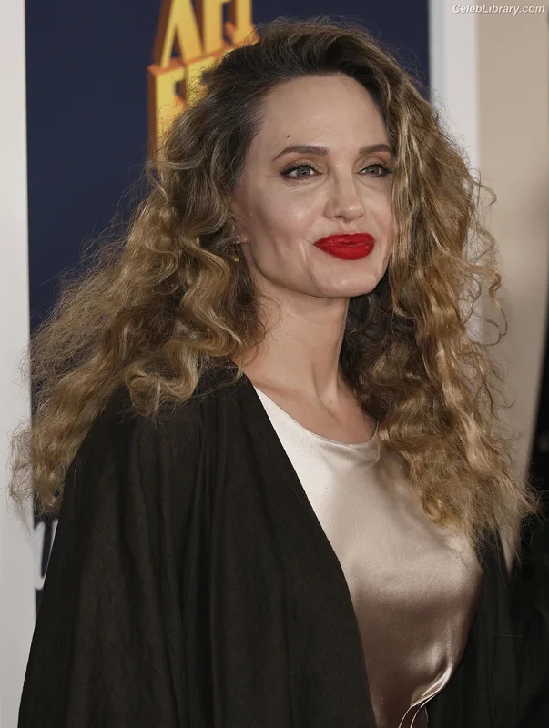 Angelina Jolie photo 6 of 611