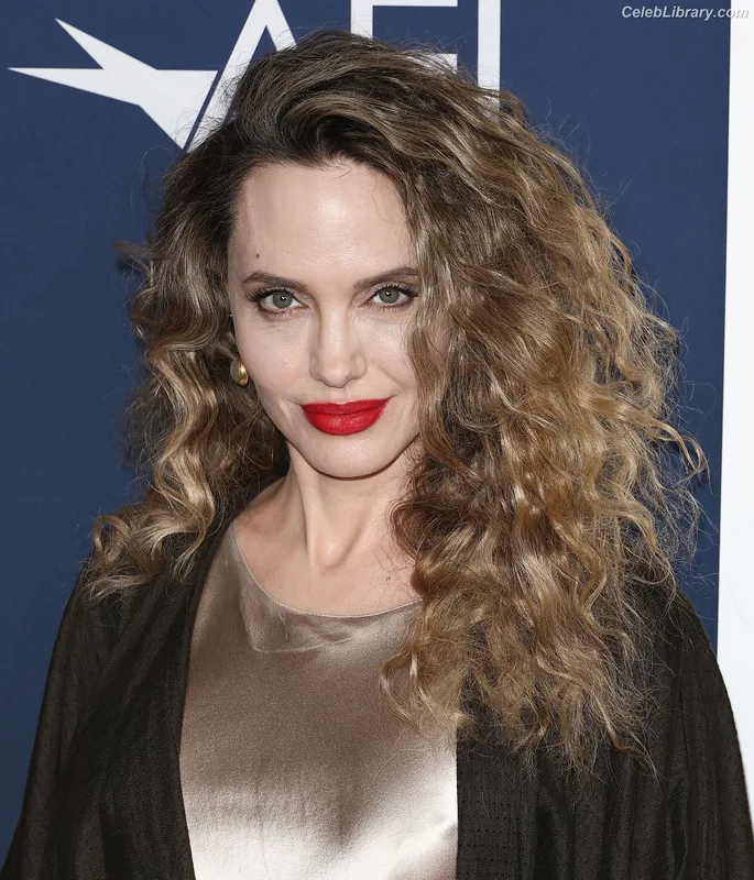 Angelina Jolie photo 9 of 611