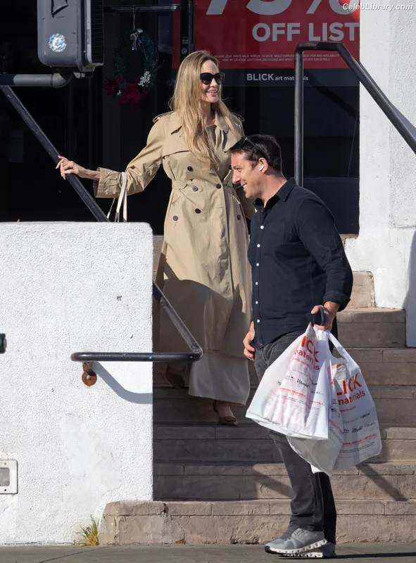 Angelina Jolie photo 20 of 611