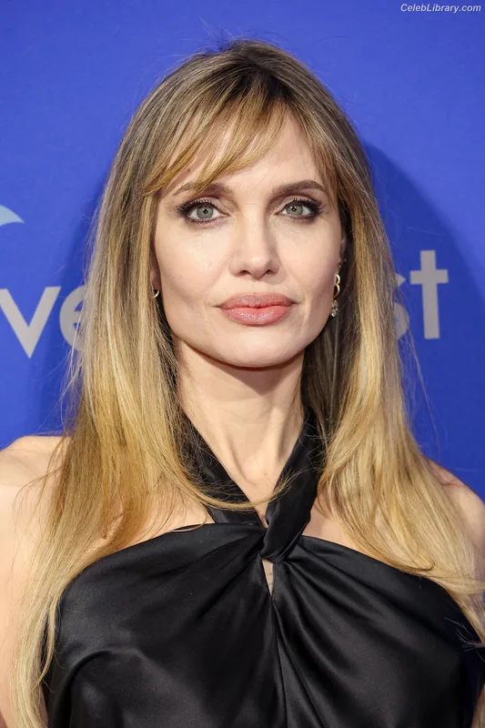 Angelina Jolie photo 21 of 611