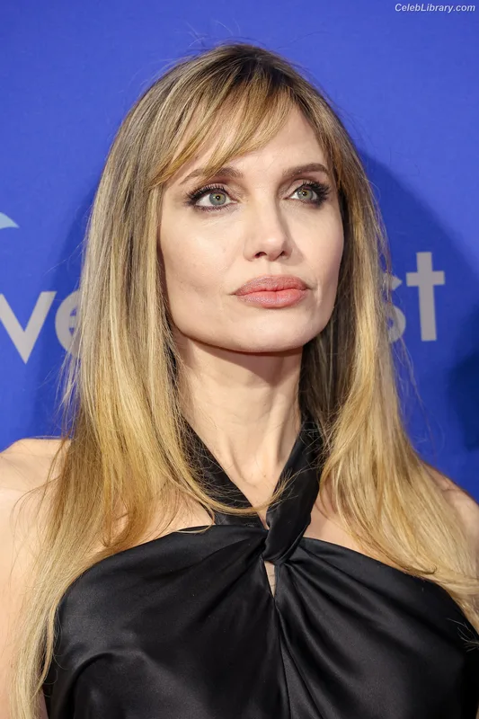 Angelina Jolie photo 22 of 611