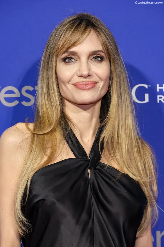 Angelina Jolie photo 24 of 611