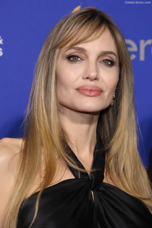 Angelina Jolie photo 3 of 611