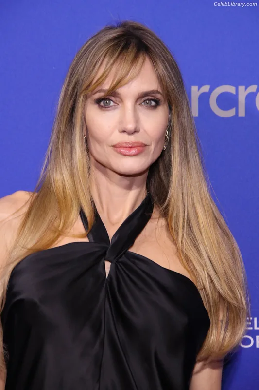 Angelina Jolie photo 6 of 611