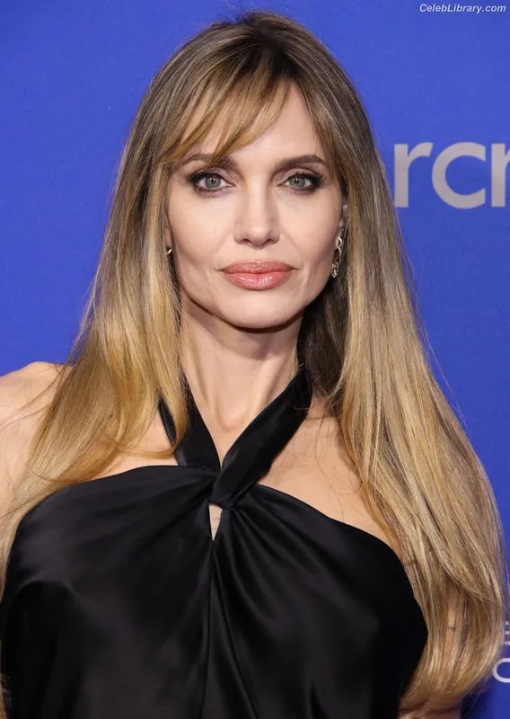 Angelina Jolie photo 7 of 611