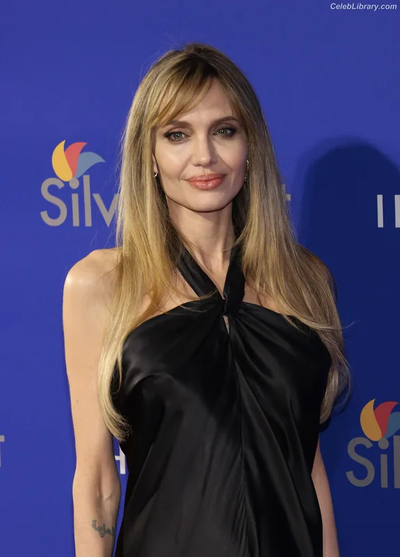 Angelina Jolie photo 16 of 611