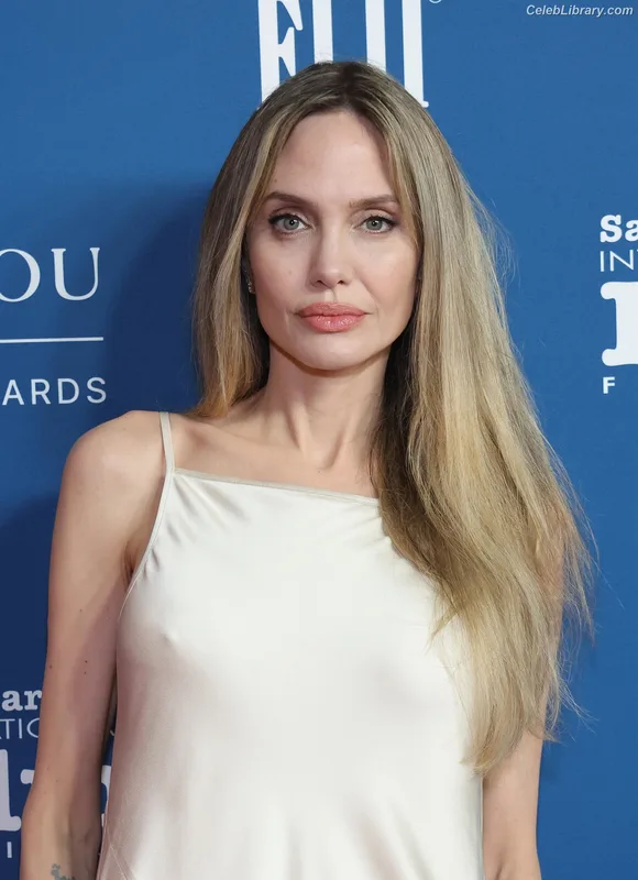 Angelina Jolie photo 2 of 611