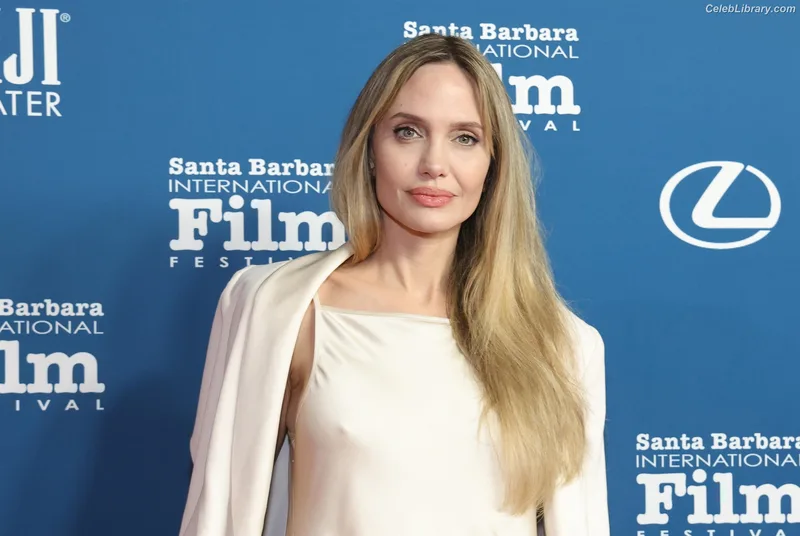 Angelina Jolie photo 10 of 611