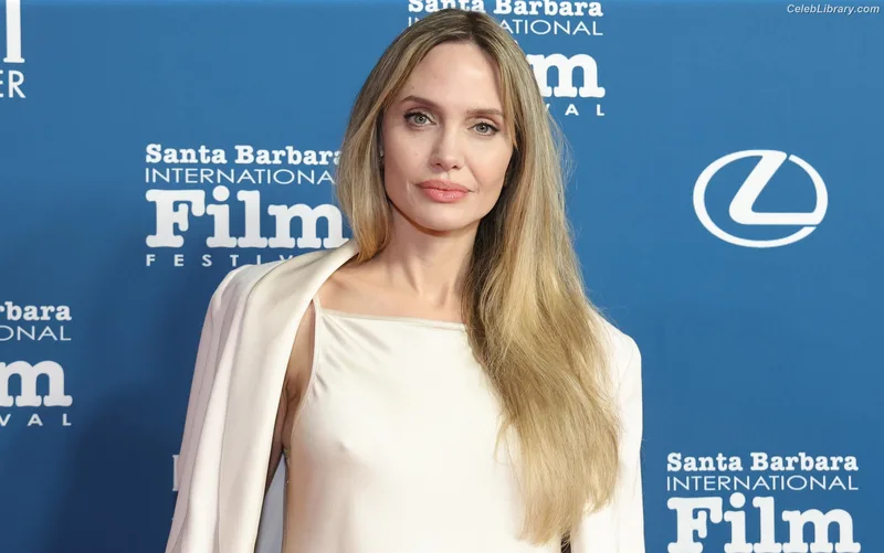 Angelina Jolie photo 11 of 611