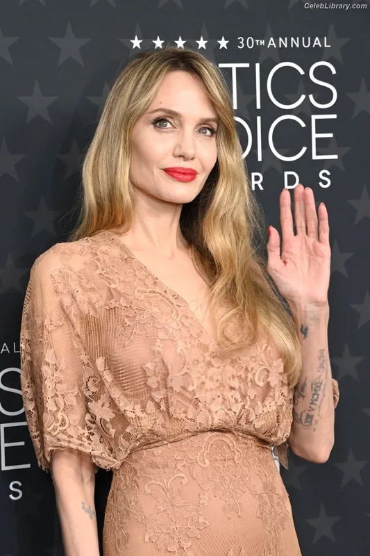 Angelina Jolie photo 7 of 611