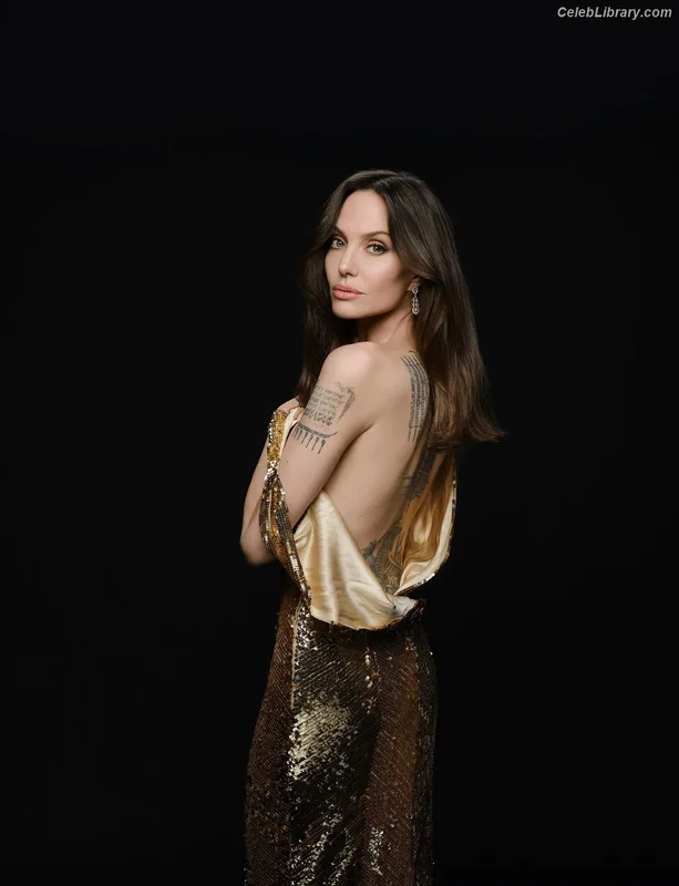 Angelina Jolie photo 17 of 611