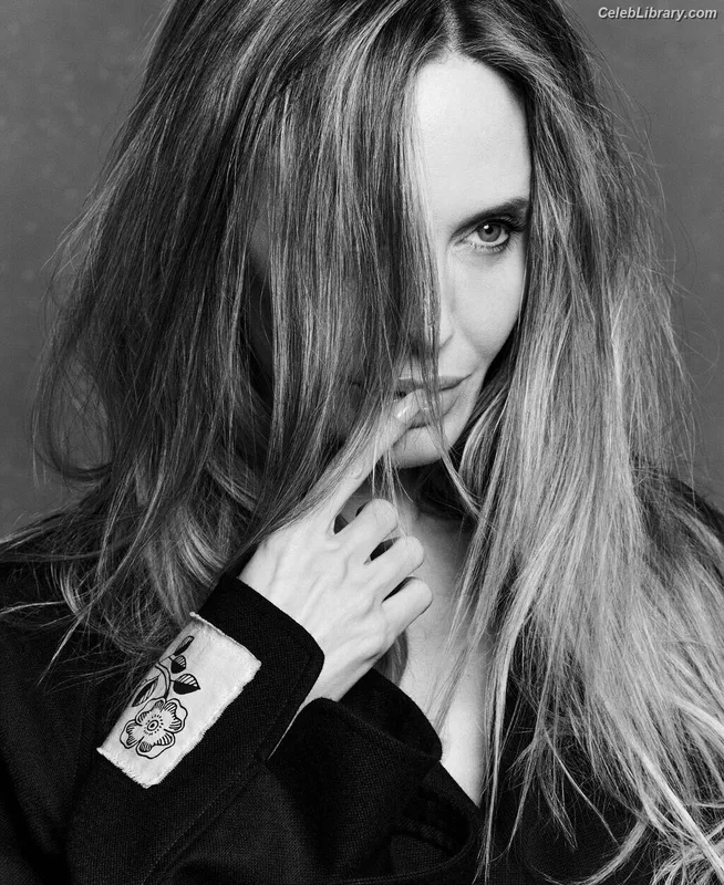 Angelina Jolie photo 19 of 611