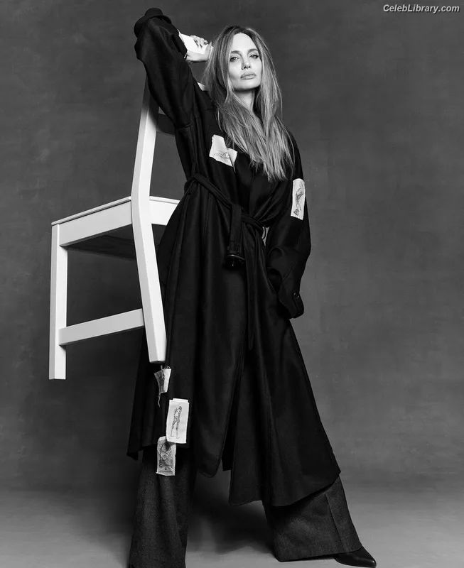 Angelina Jolie photo 20 of 611