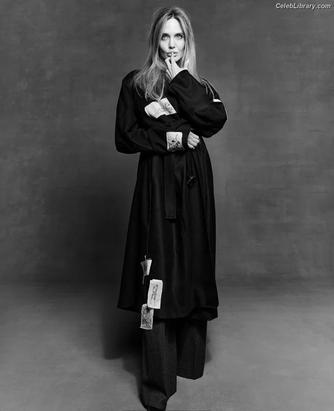 Angelina Jolie photo 22 of 611