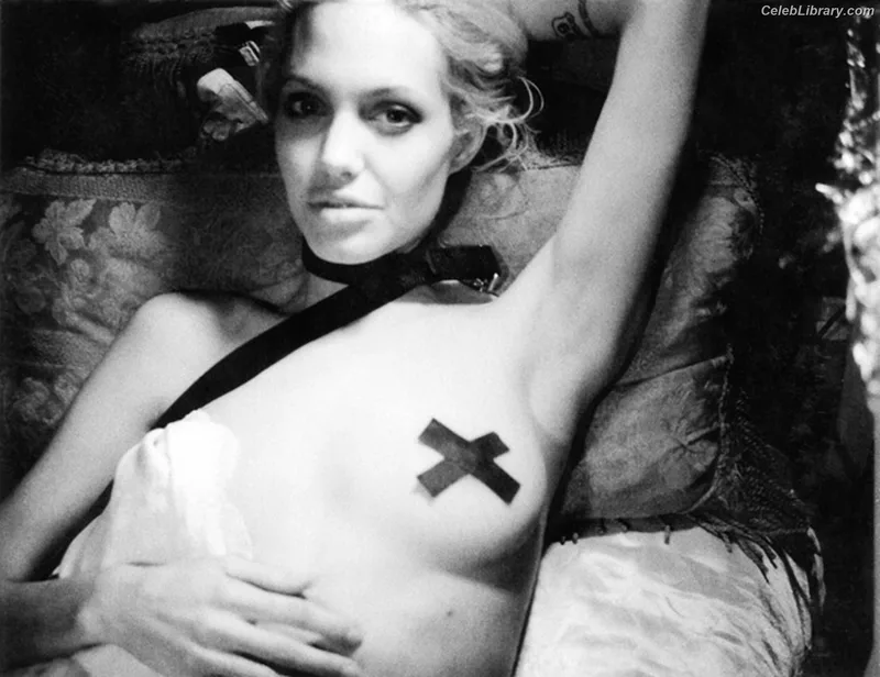 Angelina Jolie photo 11 of 611
