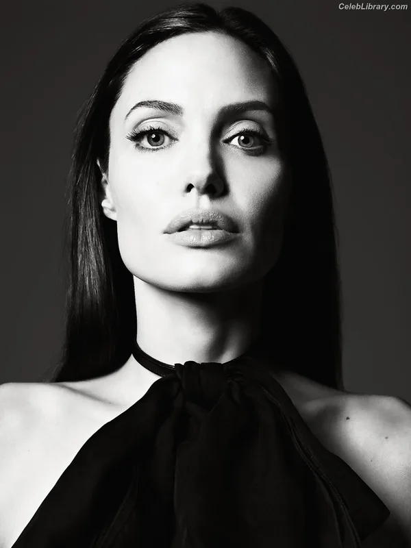 Angelina Jolie photo 4 of 611